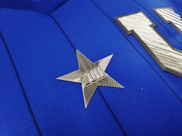 Camiseta Universidad de Chile 2021/22 Conmemorativa Manga Larga - detalle dobladillo