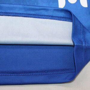 Camiseta Nacional de Montevideo 2024/25 Local - detalle cuello y logo Umbro