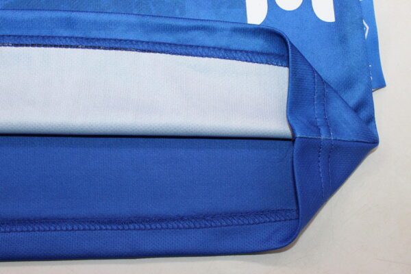 Camiseta Nacional de Montevideo 2024/25 Local - detalle cuello y logo Umbro