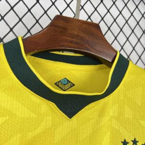 Camiseta Brasil Mundial 2026 Local Niño - vista completa en percha