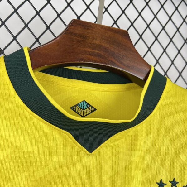 Camiseta Brasil Mundial 2026 Local Niño - vista completa en percha