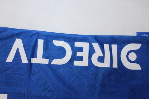 Camiseta Nacional de Montevideo 2024/25 Local - detalle logo Umbro y patrocinador BBVA