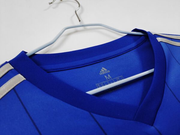 Camiseta Universidad de Chile 2021/22 Conmemorativa Manga Larga - detalle franjas