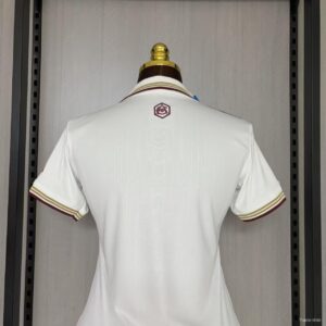 Camiseta Arsenal 2023/24 Visita Mujer - detalle de las franjas granates y doradas