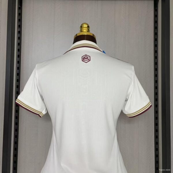 Camiseta Arsenal 2023/24 Visita Mujer - detalle de las franjas granates y doradas