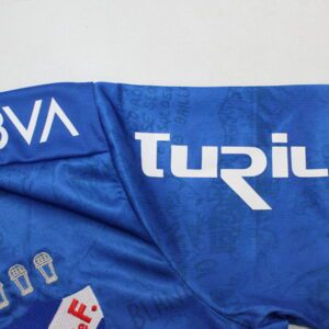 Camiseta Nacional de Montevideo 2024/25 Local - detalle patrocinador DIRECTV