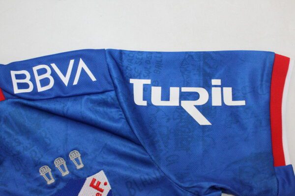 Camiseta Nacional de Montevideo 2024/25 Local - detalle patrocinador DIRECTV