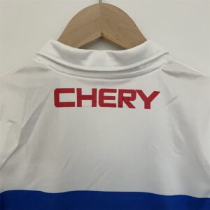 Camiseta Universidad Católica 2023/24 Local Niño - detalle escudo