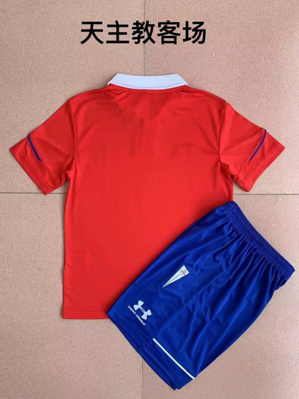 Camiseta Universidad Católica Visita Niño - detalle escudo