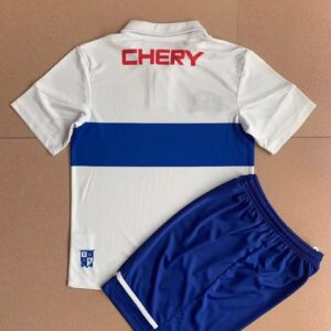 Camiseta Universidad Católica Visita Niño - detalle cuello y sponsor