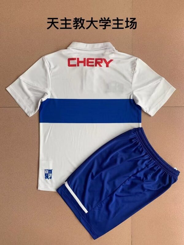 Camiseta Universidad Católica Visita Niño - detalle cuello y sponsor