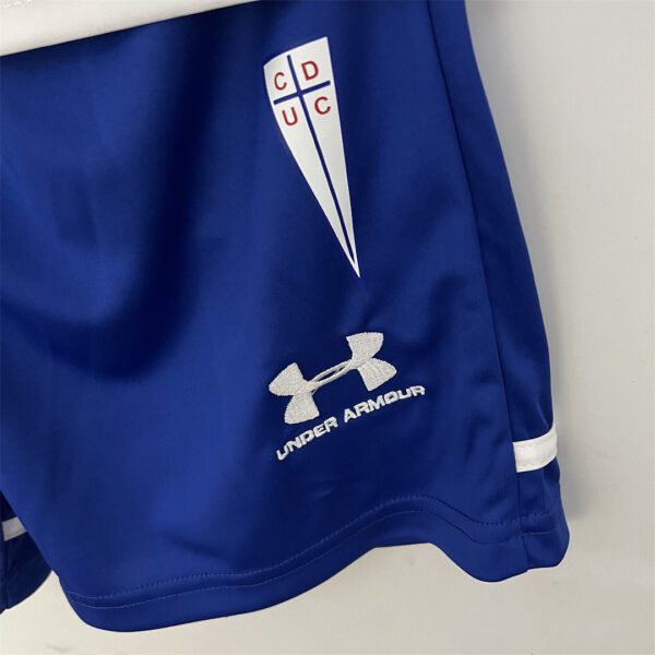 Camiseta Universidad Católica 2023/24 Local Niño - detalle logo Under Armour