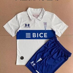 Camiseta Universidad Católica Visita Niño - detalle bajo camiseta
