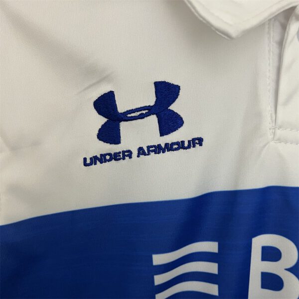 Camiseta Universidad Católica 2023/24 Local Niño - detalle shorts y logo Under Armour